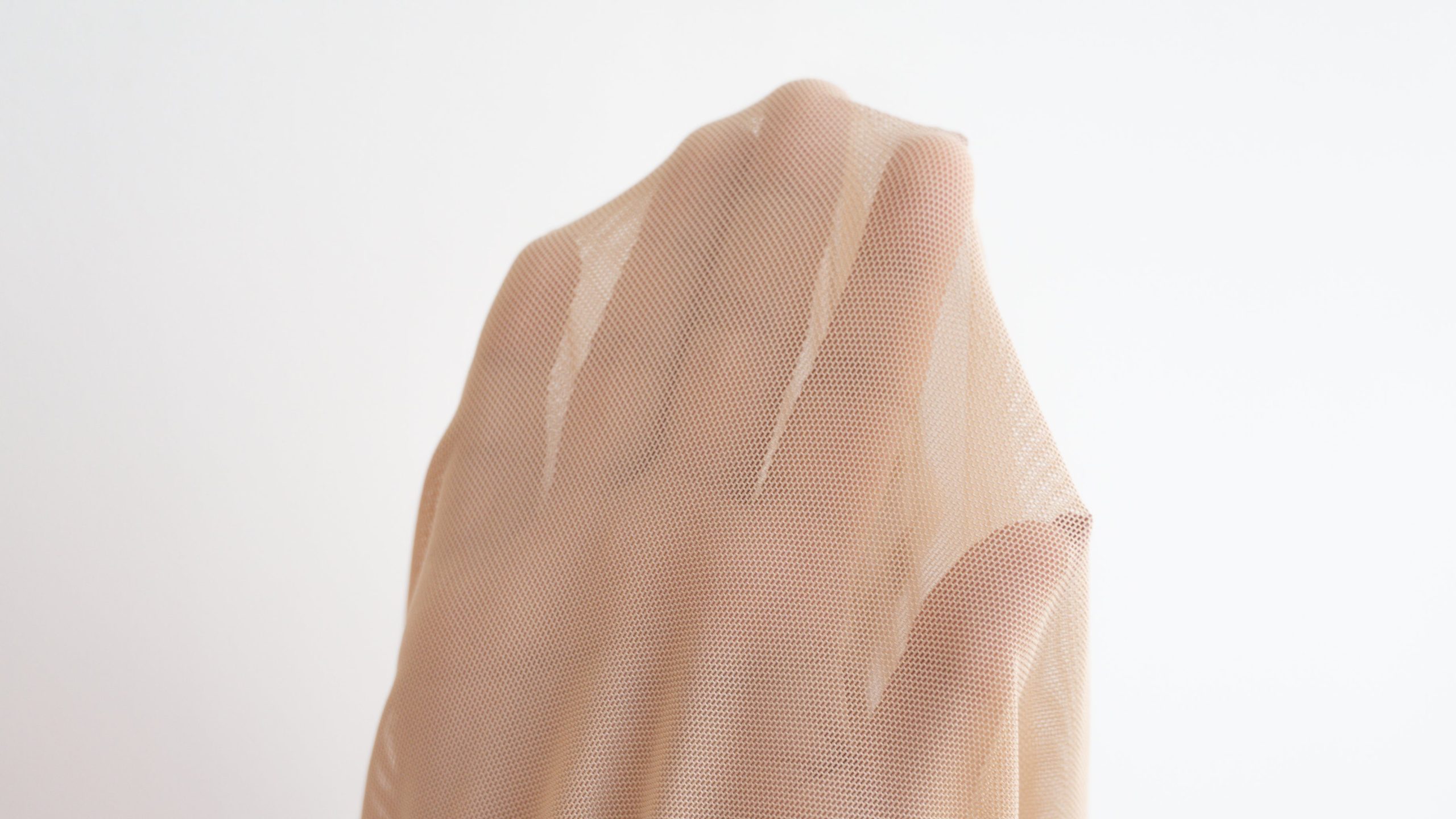 ช่วยระบายความชื้นและความร้อนภายในเสื้อได้ดีมาก โดยเฉพาะวัสดุตาข่ายยิ่งช่วยให้อากาศถ่ายเทดีขึ้น SOLitude ก็ใช้ตาข่ายตรงลำตัวค่ะ